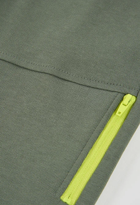 Pantalón felpa niño gris con bolsillo cremallera