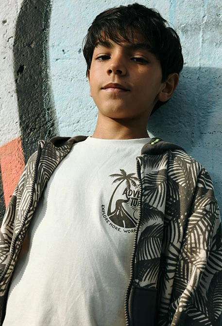 Camiseta de menino de algodão na cor crua