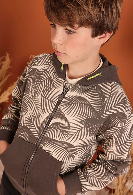 Chaqueta niño con capucha estampado
