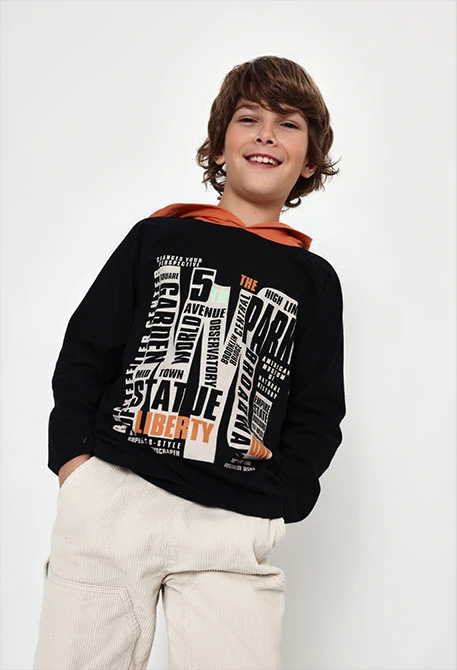 Camiseta punto niño negra con capucha estampada NY