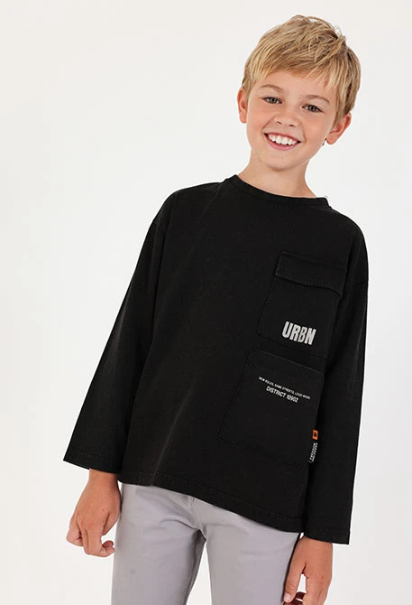 Camiseta punto niño negra con texto URBN