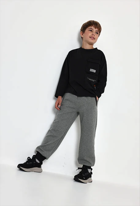 Pantalón punto negro niño con bolsillos cremallera