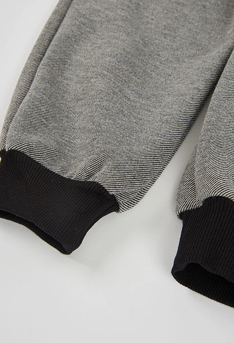 Pantalón punto negro niño con bolsillos cremallera