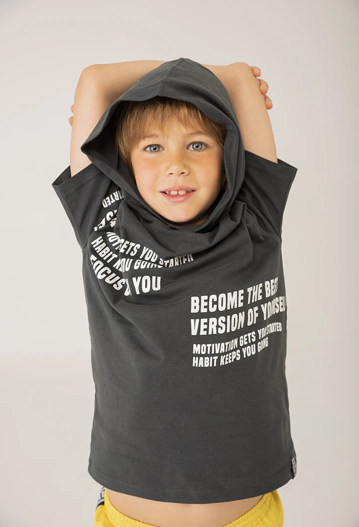 Camiseta malha com capuz para menino