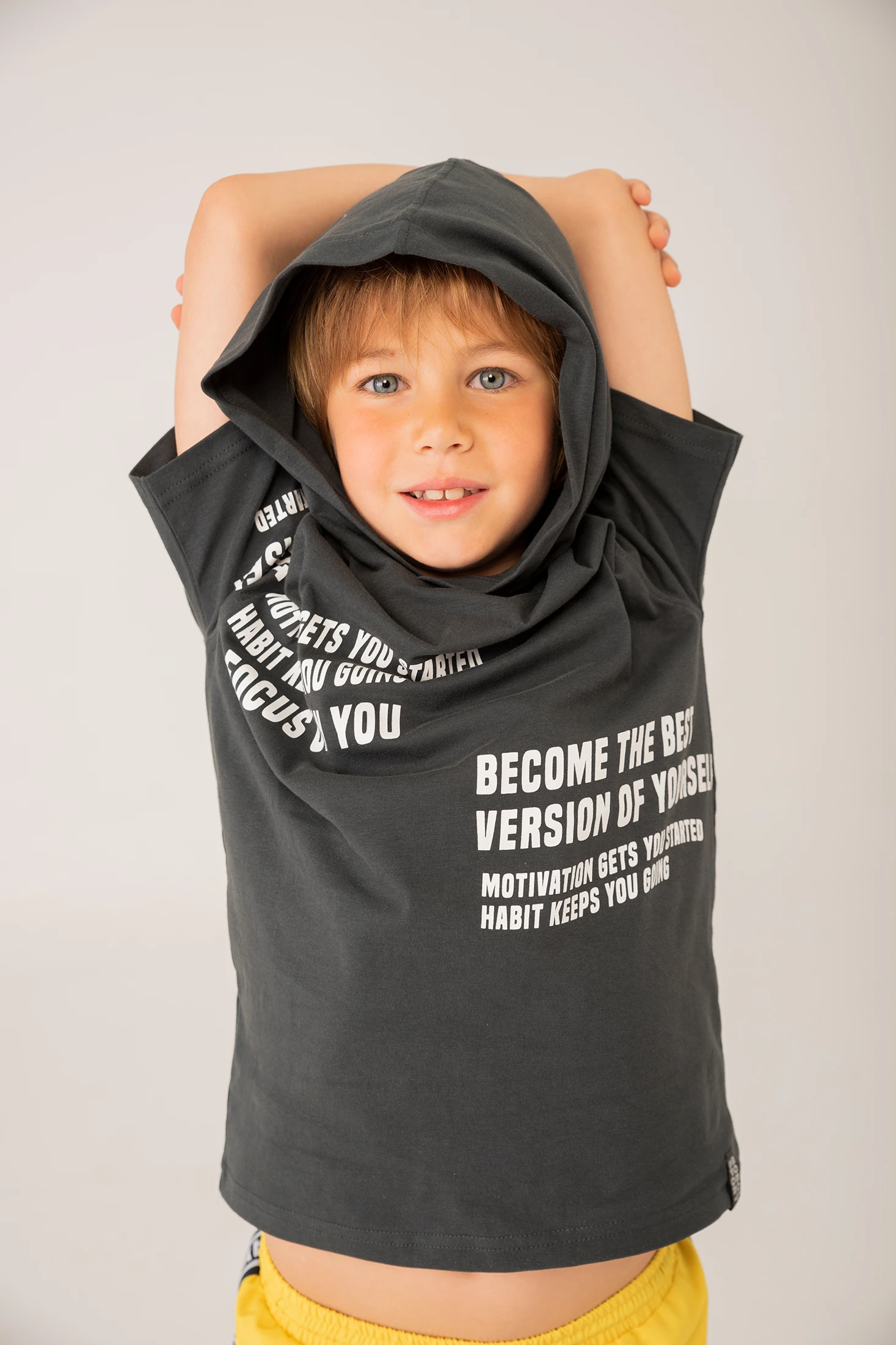 Camiseta con capucha niño, diseño estampado gris