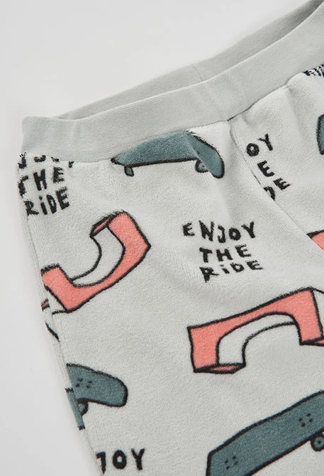 Pijama felpa niño gris estampado skate