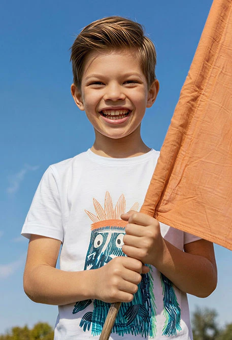 Weiße Baumwoll-Kinder-T-Shirt mit Krokodil.