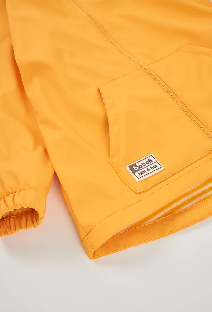 Impermeável com capuz amarelo