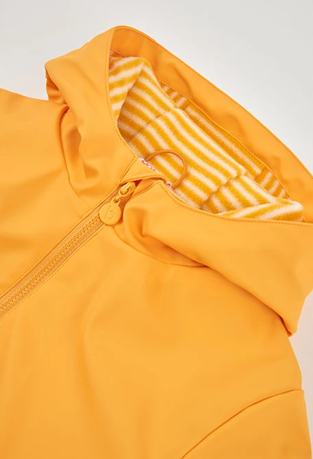 Imperméable à capuche jaune