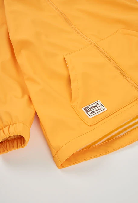 Impermeável com capuz amarelo