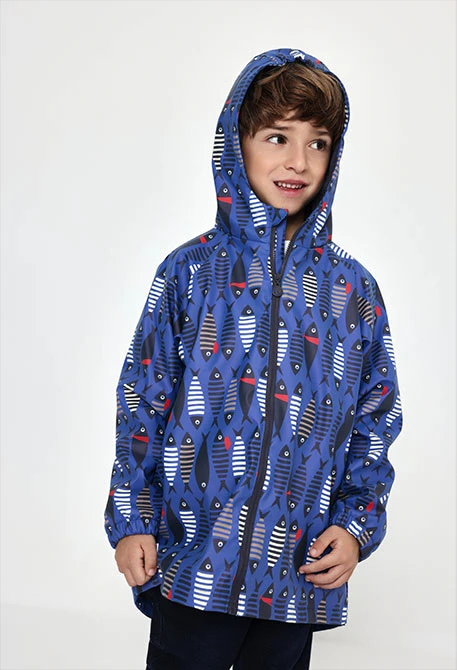 Impermeable blau estampat de peixos amb caputxa
