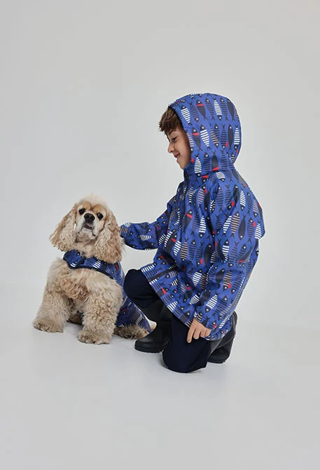 Blauer, bedruckter Fischregenmantel mit Kapuze