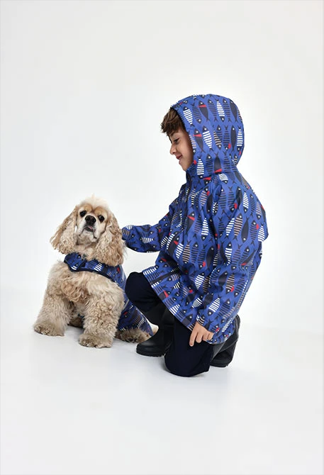 Impermeable azul estampado de peces con capucha