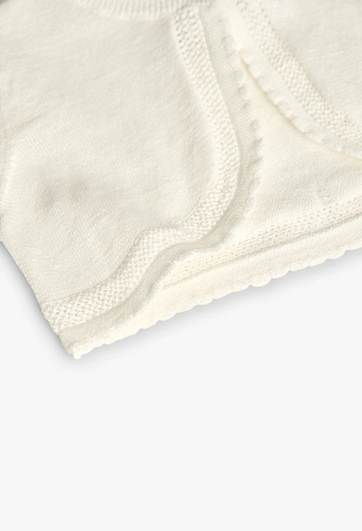 Bolero de tricotosa para bebé niña en blanco