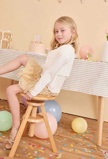 Bolero de tricotosa para bebé niña en blanco
