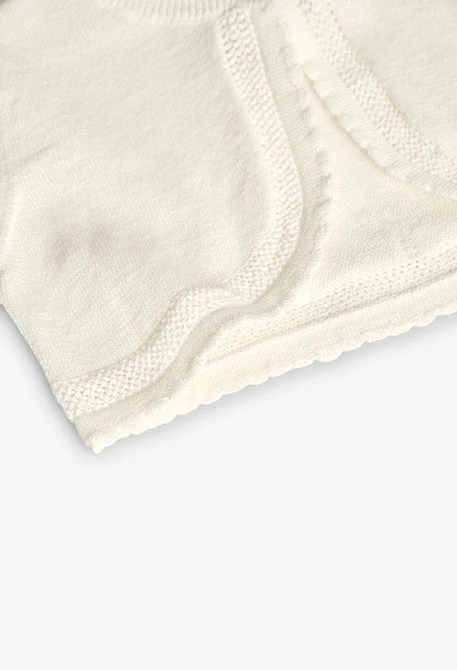 Bolero de tricotosa para bebé niña en blanco