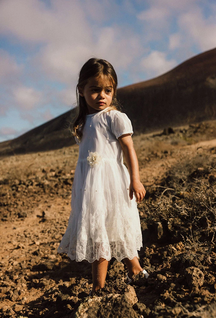 Robe en tulle de bébé fille brodée en blanc