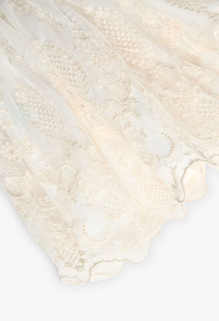Robe en tulle de bébé fille brodée en blanc