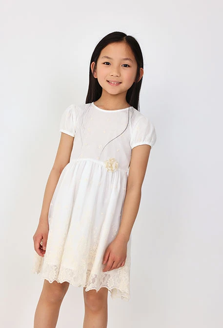 Robe en tulle de bébé fille brodée en blanc