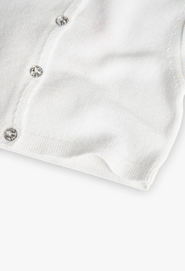 Veste en tricot pour bébé fille de couleur blanche.