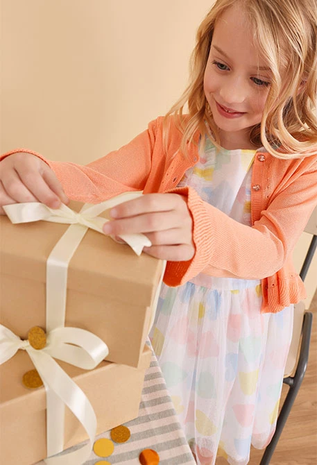 Giacca in maglia per neonato bambina di colore arancione.