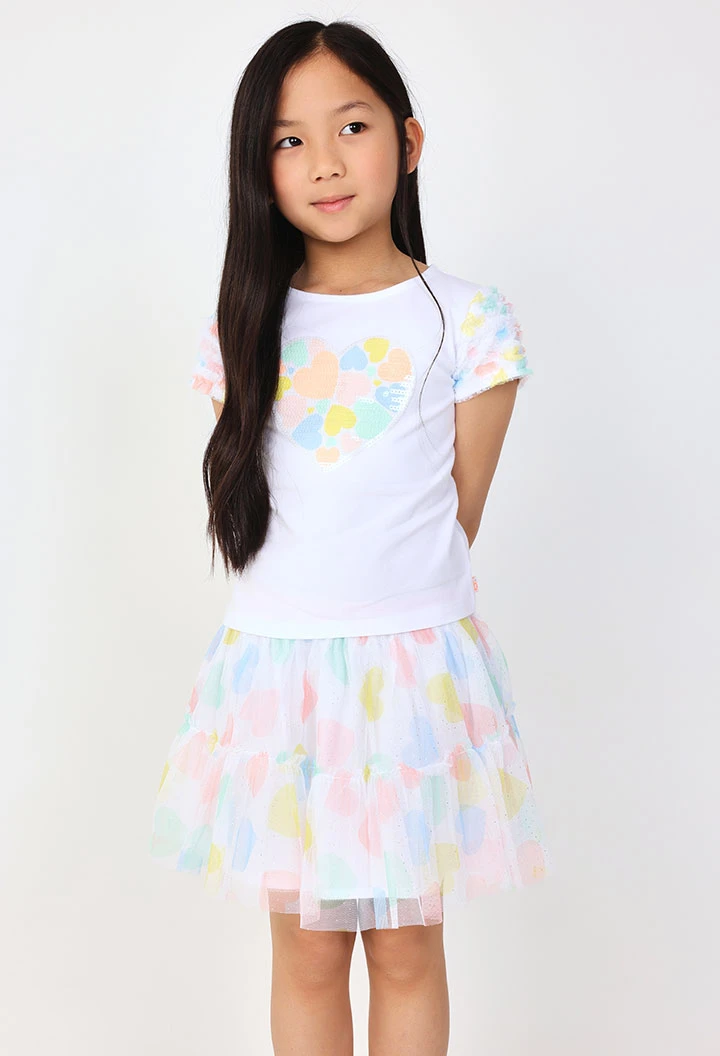 T-shirt en maille pour bébé fille de couleur blanche avec un imprimé de coeur.