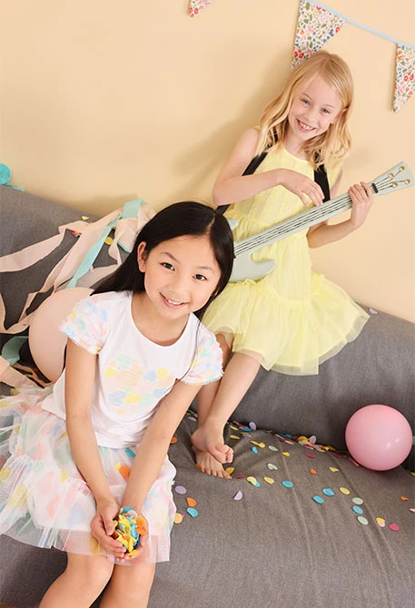 Maglietta in maglia per bambina in colore bianco con stampa a cuore.