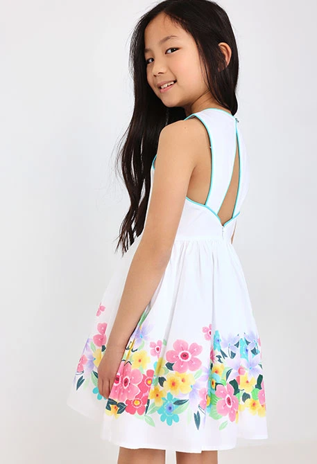 Robe en satin pour bébé fille de couleur blanche