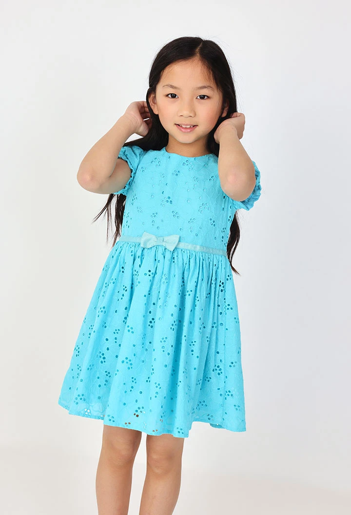 Kleid aus Batist für Babymädchen, bestickt in Blau.