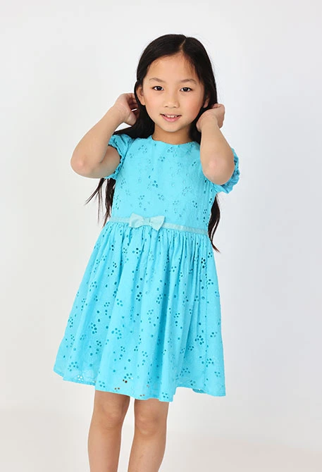 Robe en batiste pour bébé fille brodée en bleu