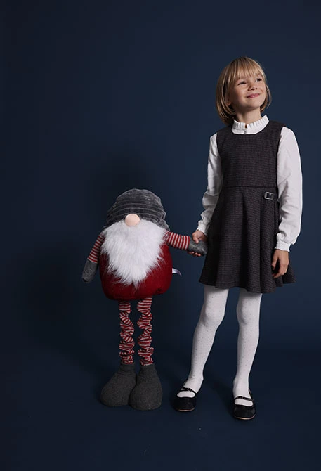 Vestido de menina em tricô xadrez cinza