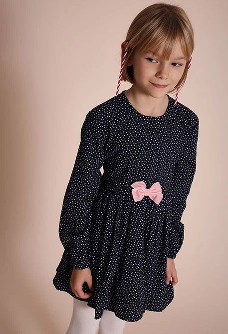 Gepunktetes Kleid mit Schleife