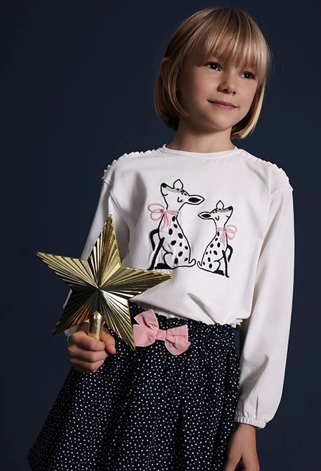 White knitted girl´s t-shirt with animals