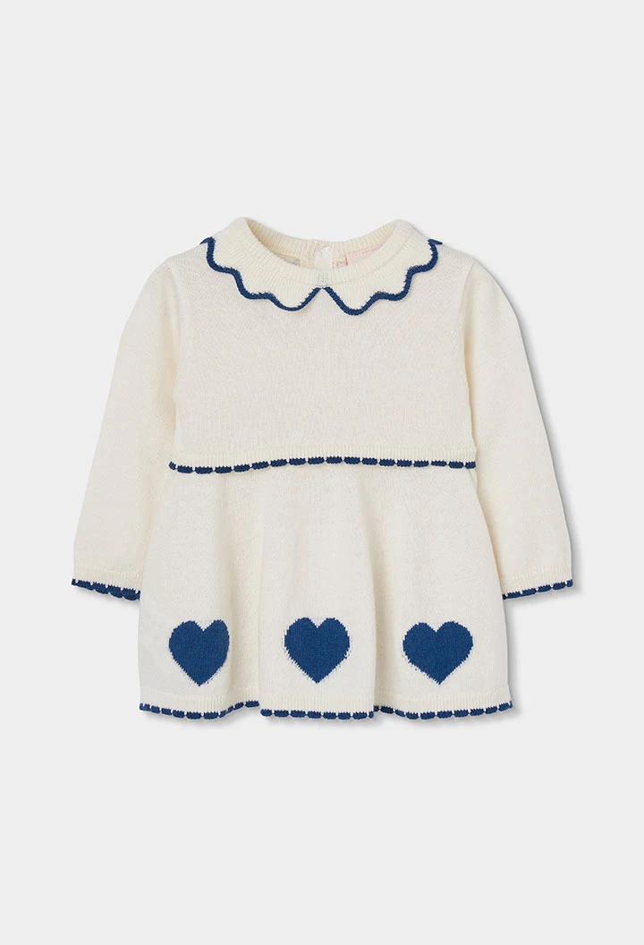 Weißes Strickkleid für Babys mit blauen Herzen