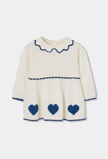 Weißes Strickkleid für Babys mit blauen Herzen