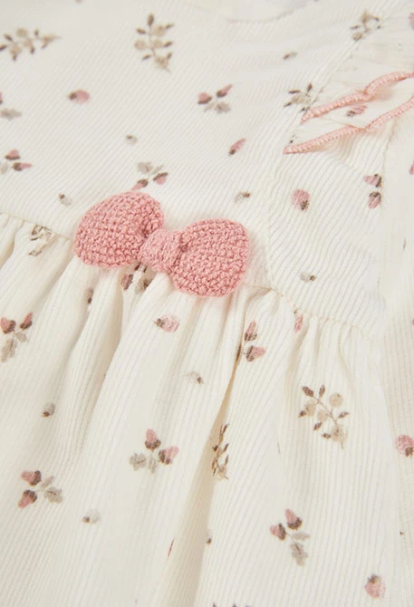 Bedrucktes Babykleid aus Mikrocord mit Blumenmuster in Naturweiß