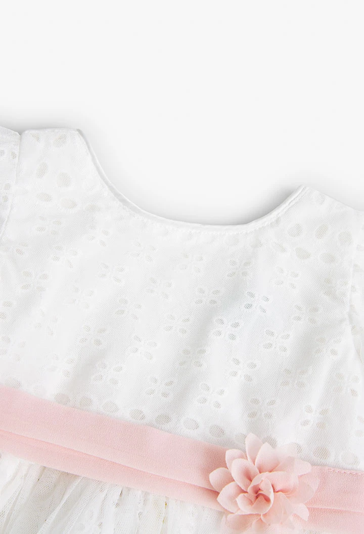 Vestido de bastista bordada de bebé niña en blanco