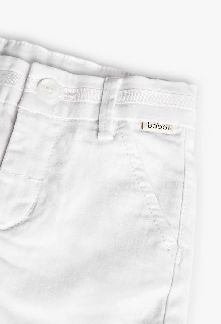 Bermuda en satin pour bébé garçon de couleur blanche.