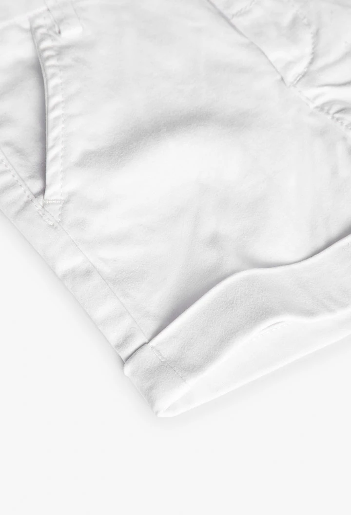 Bermuda en satin pour bébé garçon de couleur blanche.