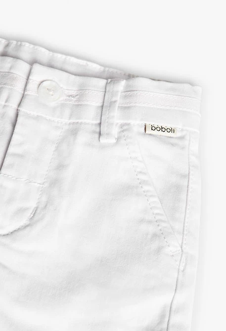 Bermuda en satin pour bébé garçon de couleur blanche.