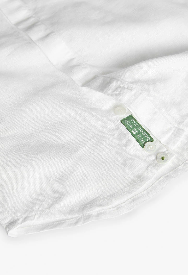 Chemise en lin pour bébé garçon de couleur blanche à manches longues.