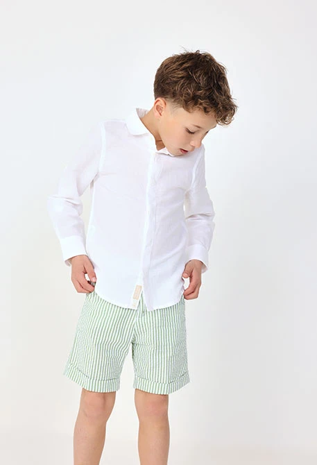 Chemise en lin pour bébé garçon de couleur blanche à manches longues.