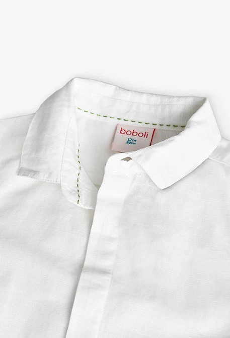 Chemise en lin pour bébé garçon de couleur blanche à manches longues.