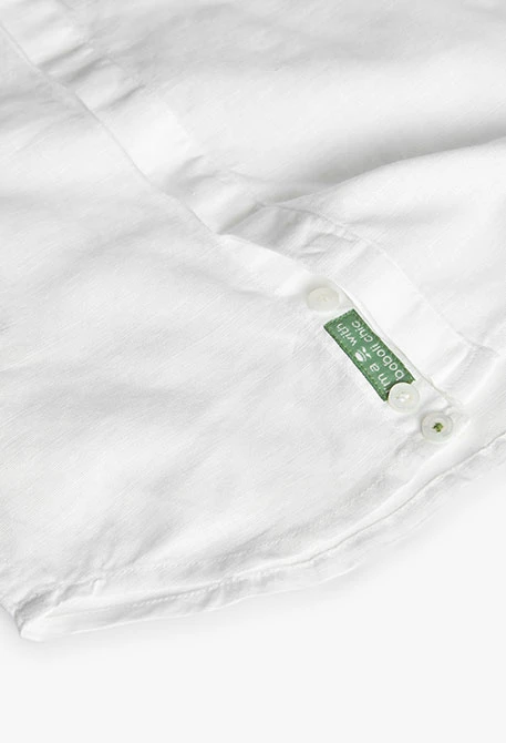 Chemise en lin pour bébé garçon de couleur blanche à manches longues.