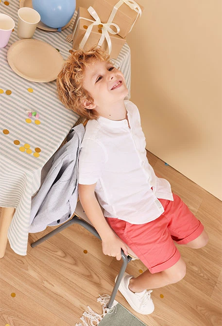 Bermudas en lin pour bébé garçon de couleur rouge.