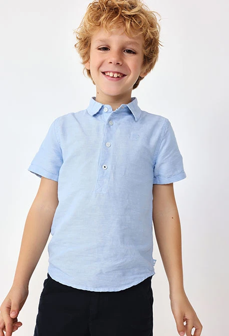 Kurzes Leinenhemd für Jungen in Blau.