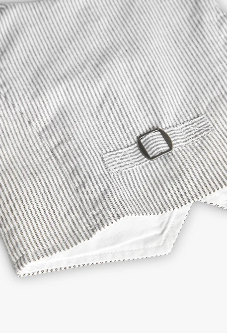 Gilet oxford pour bébé garçon rayé en gris et blanc.