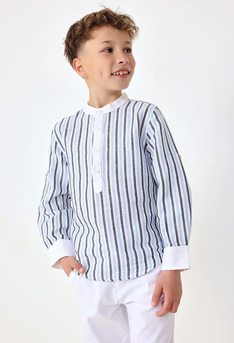 Chemise en lin pour bébé garçon à rayures bleues et blanches.