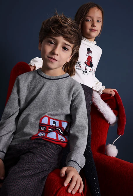 Pull garçon en tricot gris avec un bus et des animaux