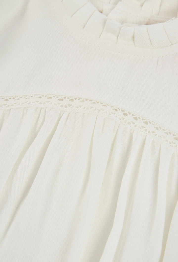 Blouse blanche avec dentelle et col froncé